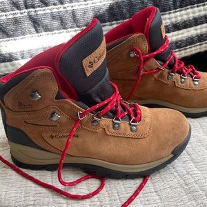 NWOT waterproof Columbia hiking boots
